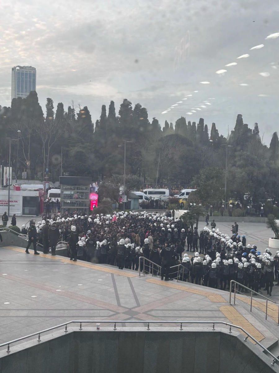 Cevahir AVM önünde toplanan yaklaşık 100 üniversiteli gözaltına alındı